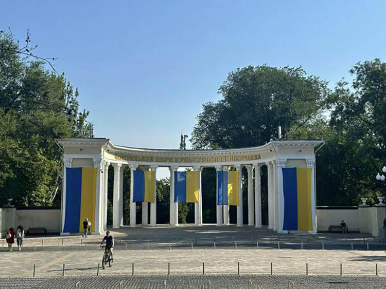 Парки Дніпра гарно прикрасили до Дня незалежності (ФОТО)