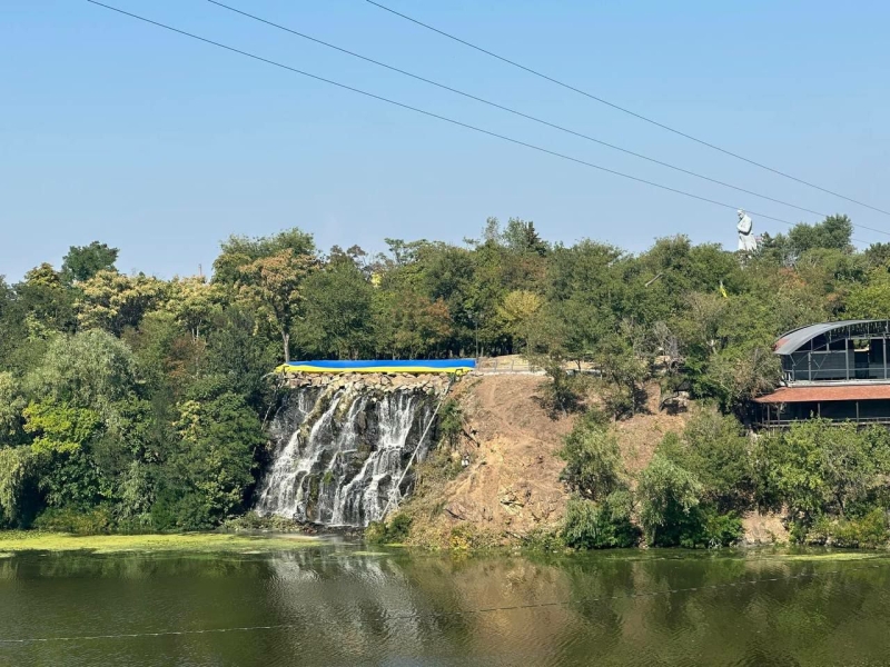 Парки Дніпра гарно прикрасили до Дня незалежності (ФОТО)