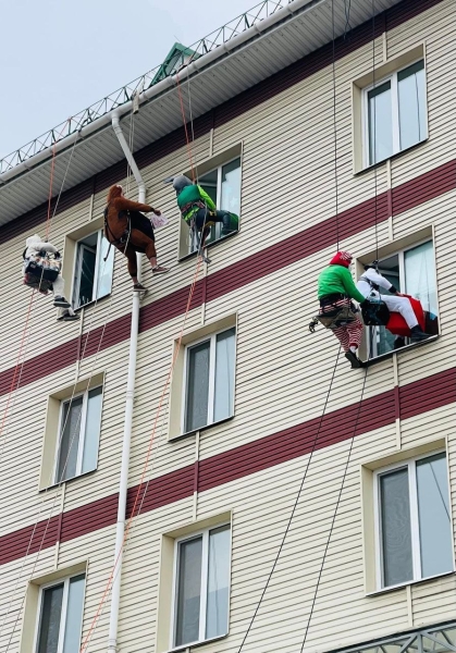 Альпіністи-волонтери оригінально привітали зі святом хворих дітей у лікарні на Космічній