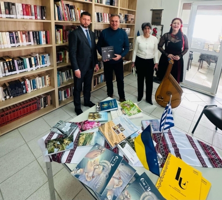 У грецькому місті Неа-Муданья з’явилася «Українська книжкова поличка»