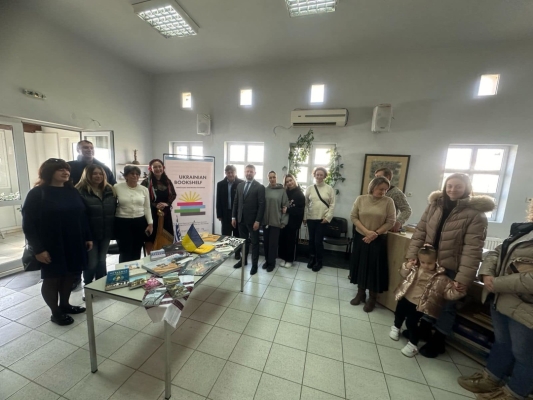 У грецькому місті Неа-Муданья з’явилася «Українська книжкова поличка»