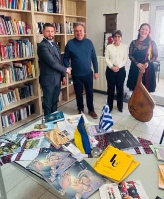 У грецькому місті Неа-Муданья з’явилася «Українська книжкова поличка»