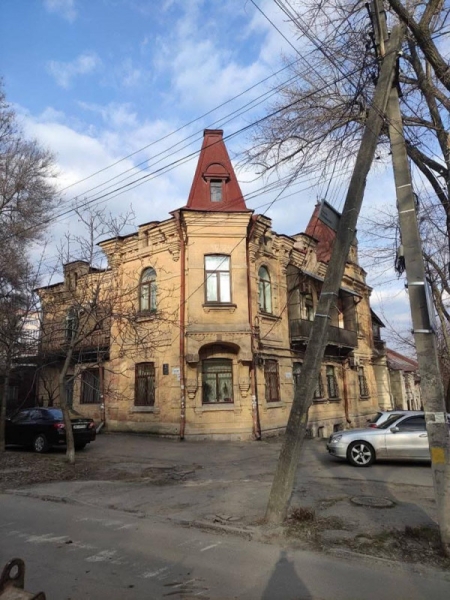 Башти на дахах: у соцмережі нагадали про незвичайні архітектурні цікавинки Дніпра