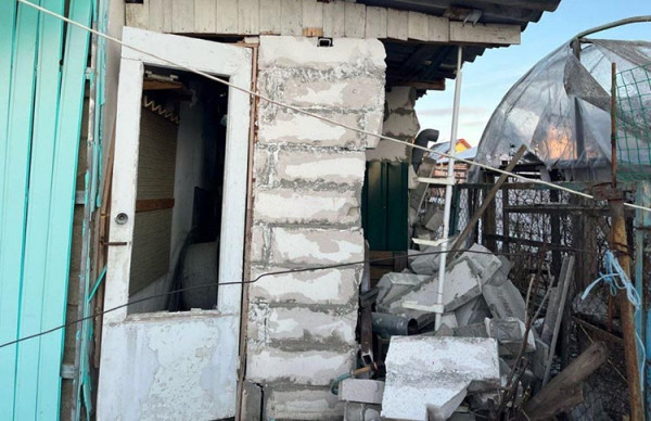 Через обстріли у Нікополі загинув чоловік, понівечено багато будинків