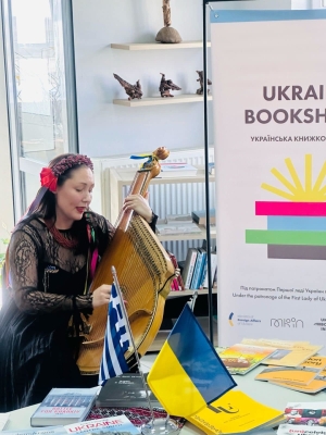 У грецькому місті Неа-Муданья з’явилася «Українська книжкова поличка»