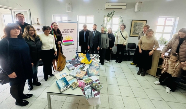 У грецькому місті Неа-Муданья з’явилася «Українська книжкова поличка»