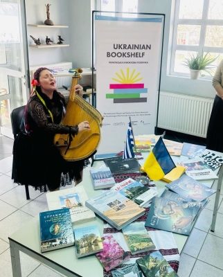 У грецькому місті Неа-Муданья з’явилася «Українська книжкова поличка»