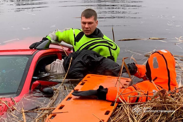 На Дніпропетровщині автомобіль впав у річку, водій загинув