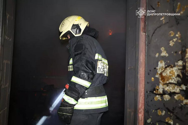 У Кривому Розі рятувальники вивели з палаючої квартири двох людей