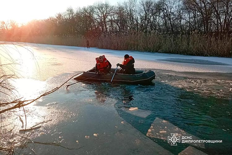 У Синельниківському районі двоє чоловіків провалилися під кригу: одного досі шукають