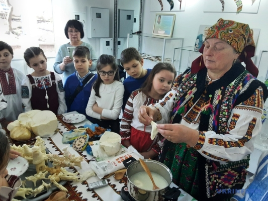 Із сирними кониками на Гуцульщині поколіннями проводжають у військо і зустрічають Великдень