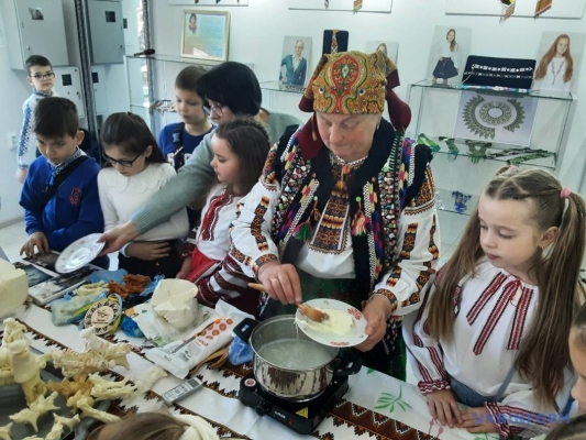 Із сирними кониками на Гуцульщині поколіннями проводжають у військо і зустрічають Великдень