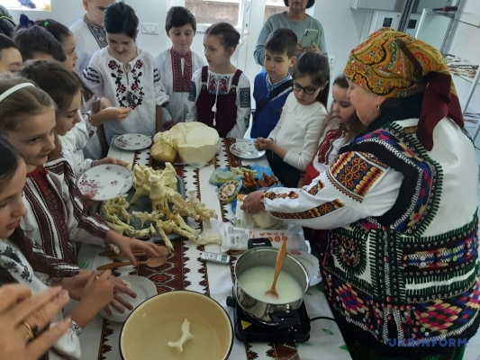 Із сирними кониками на Гуцульщині поколіннями проводжають у військо і зустрічають Великдень