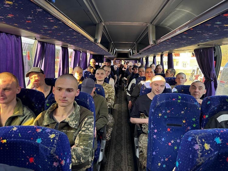Напередодні Великодня з російського полону на Дніпропетровщину повернулися наші захисники