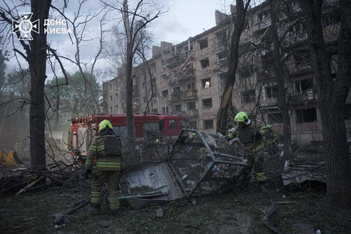 Під завалами у Києві чути телефонні дзвінки. Там продовжують шукати людей. В тому числі двох дітей