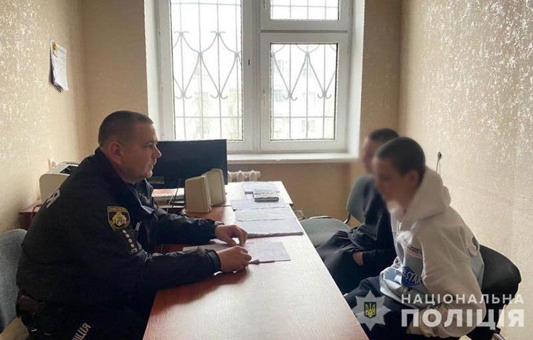 У місті Самар троє неповнолітніх хлопців пограбували кур’єра з доставки продуктів