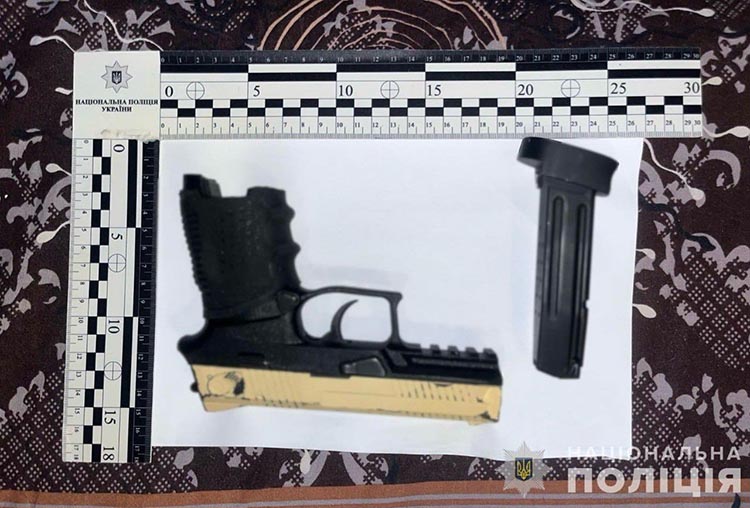 У Покрові невідомий стріляв по автомобілю з людьми та погрожував вбивством перехожому