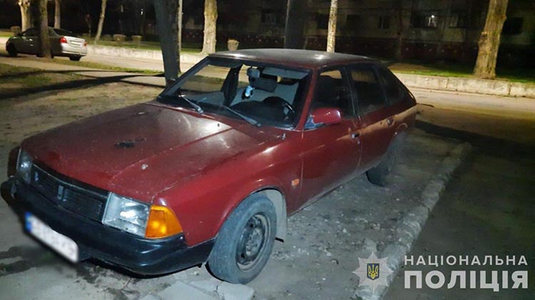 У Покрові невідомий стріляв по автомобілю з людьми та погрожував вбивством перехожому