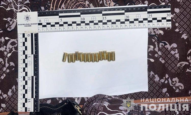 У Покрові невідомий стріляв по автомобілю з людьми та погрожував вбивством перехожому