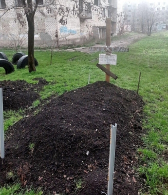 У Покровську між будинками почали з’являтися могили цивільних 
