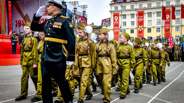 7-річні танкісти, піхотинці та артилеристи – у Росії провели дитячий парад 