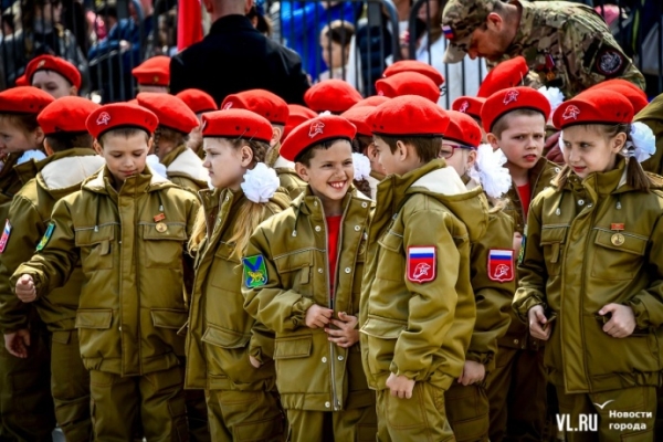7-річні танкісти, піхотинці та артилеристи – у Росії провели дитячий парад 