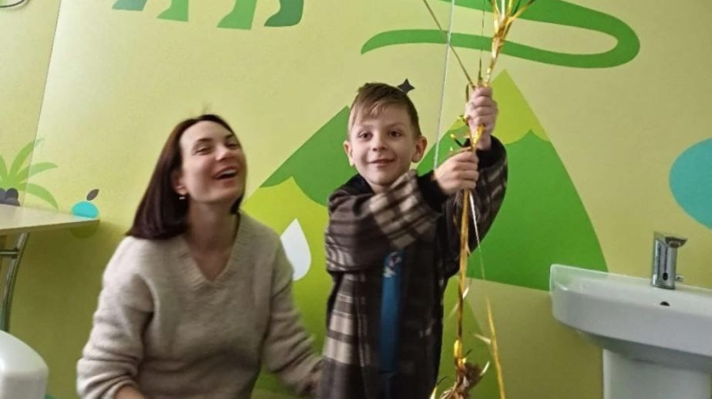 Повернувся додому маленький Ярослав, важко поранений під час ракетного удару по Кривому Рогу