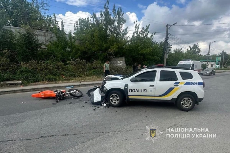 У Дніпрі авто поліцейських збило підлітка на мотоциклі