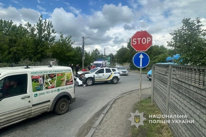 У Дніпрі авто поліцейських збило підлітка на мотоциклі