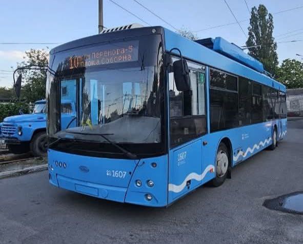 У Дніпрі розшукують вандалів, які розтрощили громадський транспорт