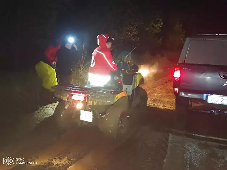 В Карпатах рятувальники розшукали заблукавших двох туристів із Дніпропетровщини