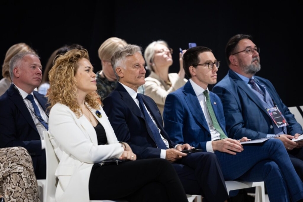У Варшаві проходить конференція про роль культури у відновленні України