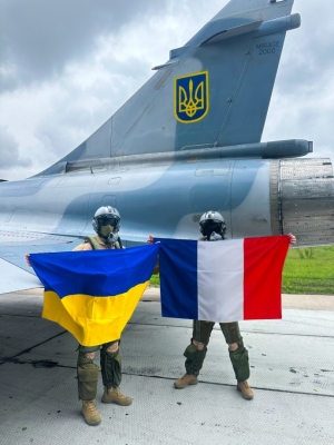 Французькі винищувачі Mirage 2000 пролетіли над Чорним морем, ''намалювавши'' тризуб 