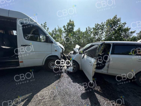 Під Кривим Рогом авто врізалося в рейсовий автобус: є постраждалі