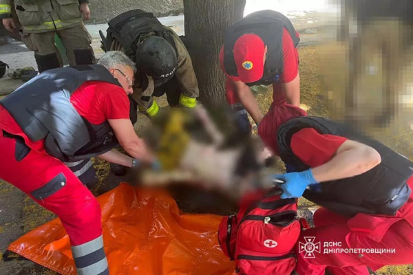 У Нікополі рятувальники винесли чоловіка з палаючої квартири