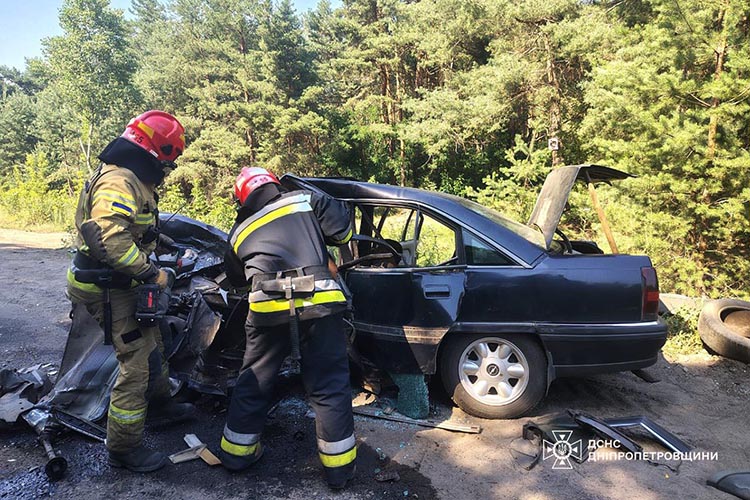 На Дніпропетровщині рятувальники деблокували водія з понівеченого автомобіля