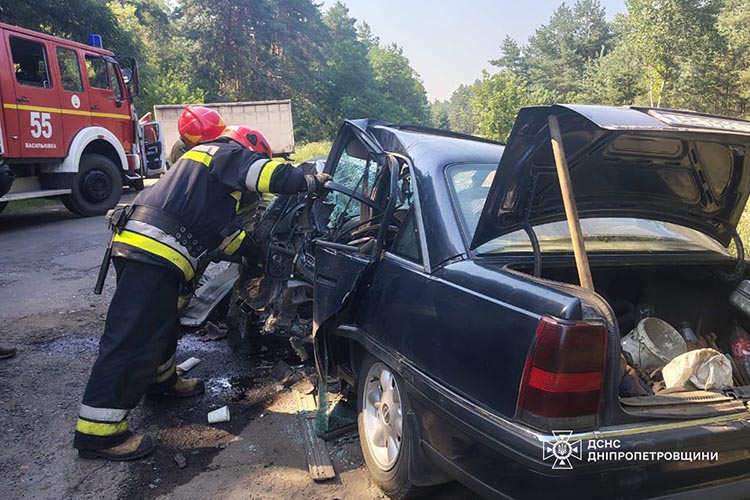 На Дніпропетровщині рятувальники деблокували водія з понівеченого автомобіля