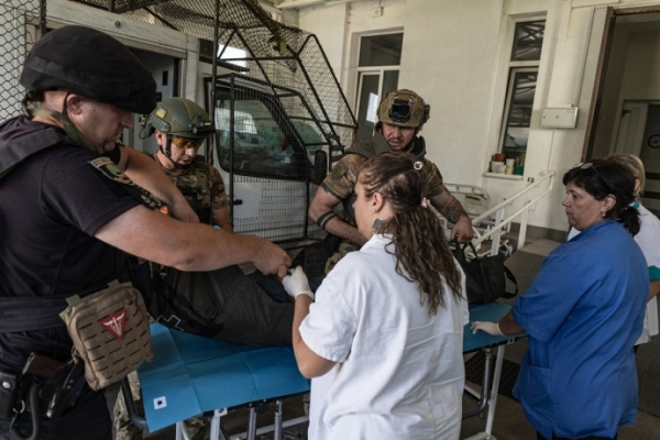 Росіяни скинули на Костянтинівку три авіабомби: поранених рятували поліцейські парамедики  