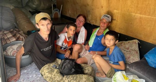 Сім»я з дітьми через страх від обстрілів тиждень жила... на свіжому повітрі. А тчоніше - в лісосмузі