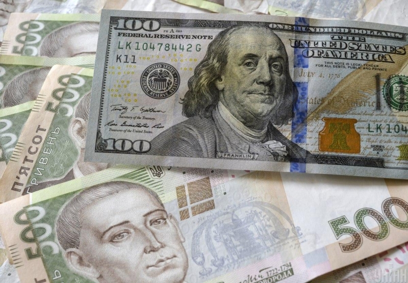 Скільки коштуватимуть 100 доларів в Україні наступного тижня: прогноз до 3 серпня