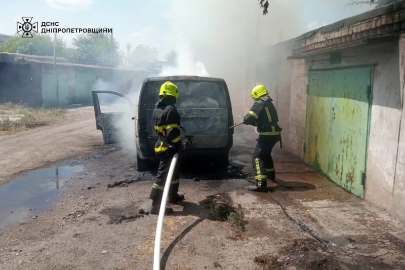 У Кам’янському постраждав чоловік, який намагався власноруч загасити своє авто