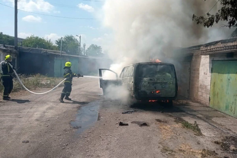 У Кам’янському постраждав чоловік, який намагався власноруч загасити своє авто