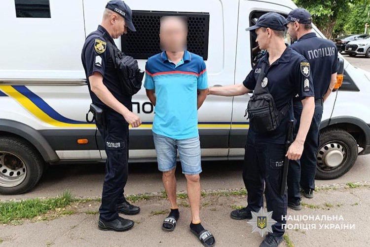 У Кривому Розі чоловік порізав ножем своїх знайомих