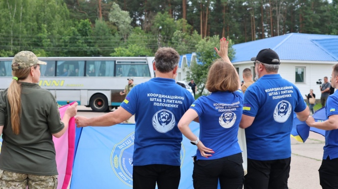 Україна повернула ще одну групу захисників із полону РФ: військові й цивільні 