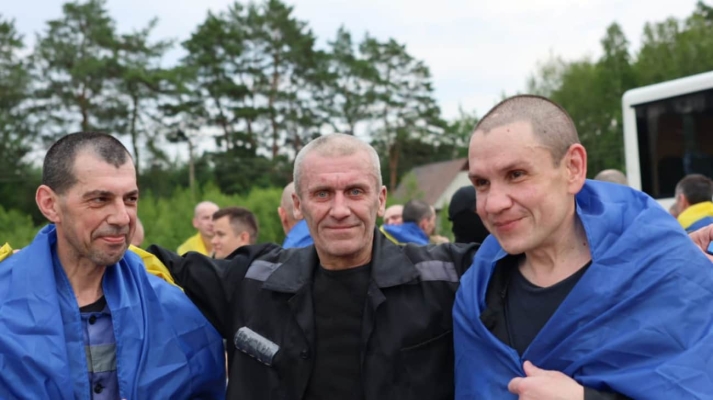 Україна повернула ще одну групу захисників із полону РФ: військові й цивільні 