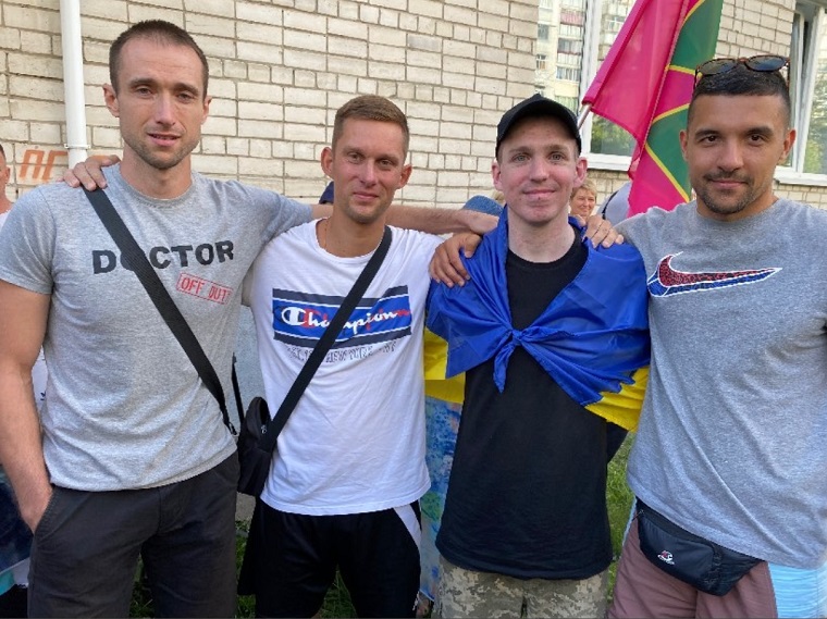 ФОТО. «Герой вдома». Волейболіст Микита Каліберда повернувся з полону