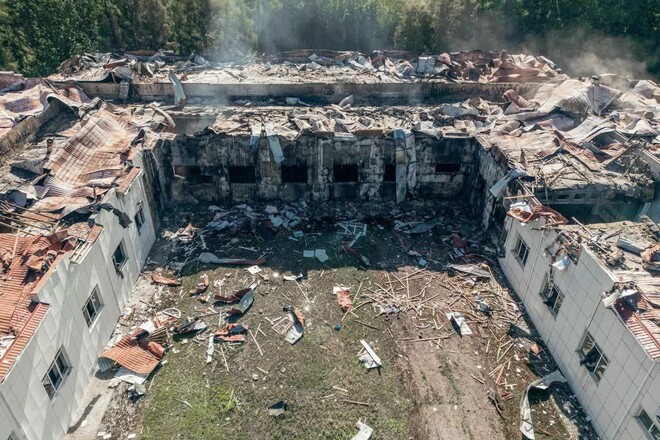 ФОТО. Окупанти зруйнували центр з пляжного волейболу в Сумах