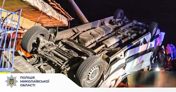На трасі перекинувся автобус «Одеса-Дніпро»: є загиблі та постраждалі