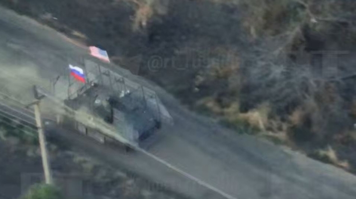 Пропагандисти показали, як росіяни на ''трофейному'' БТРі їдуть на штурм з прапором США 
