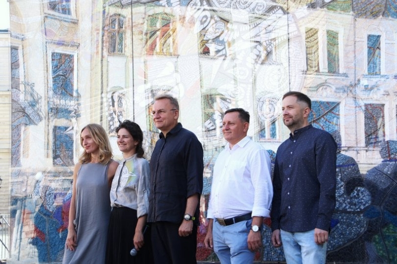 У центрі Львова презентували відтворену мозаїку «Боривітер» Алли Горської